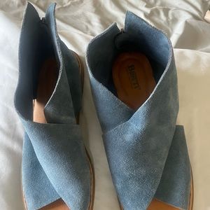 Born suede sandals